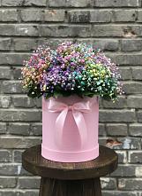 Цветочная композиция из Гипсофила и Розы в шляпной коробке в Красноярском