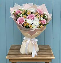 Букет цветов из:  Гвоздики, Орхидеи и Розы #REPLACE_PRED# Красноярском