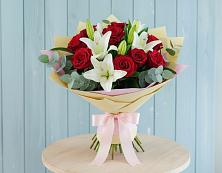Букет цветов из:  Лилии и Розы в Красноярском