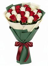 Букет Микс из красных и белых роз в Красноярском