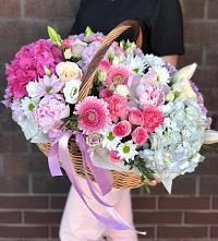 Композиция солнечный день в Красноярском Цветочная композиция из Розы, Хризантемы, Пионы и Лизиантусы в корзине в Красноярском