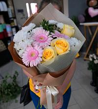Букет цветов из:  Герберы, Розы и Хризантемы в Красноярском