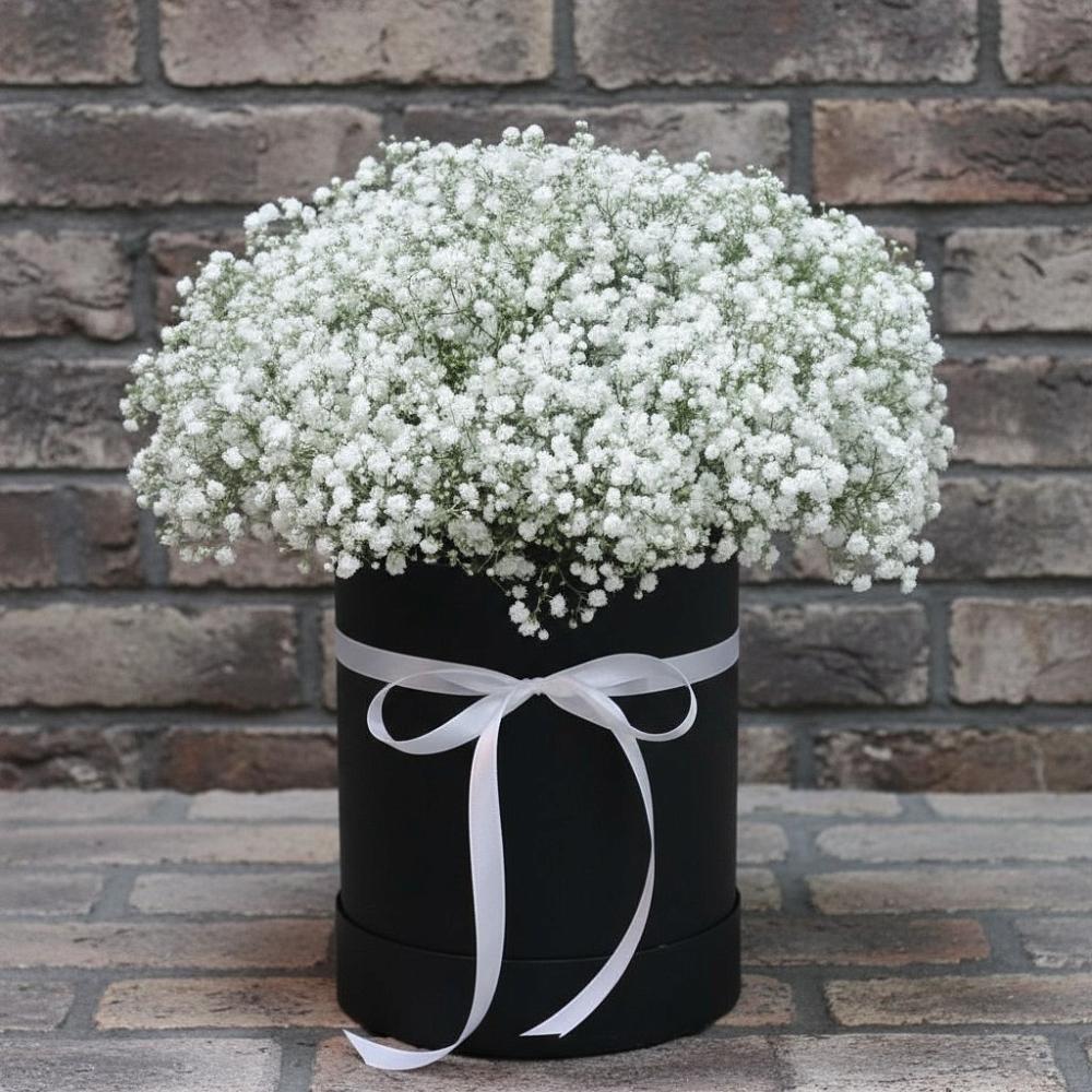 Цветочная композиция из Гипсофила в шляпной коробке в Красноярском