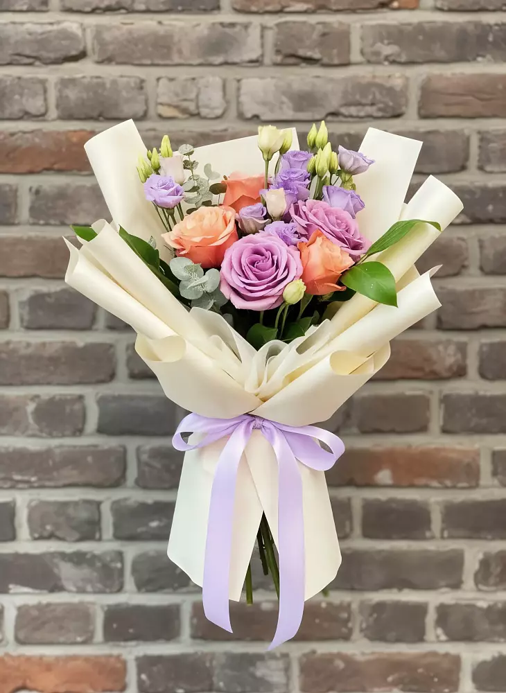 Букет цветов из: Лизиантусы и Розы в Красноярском