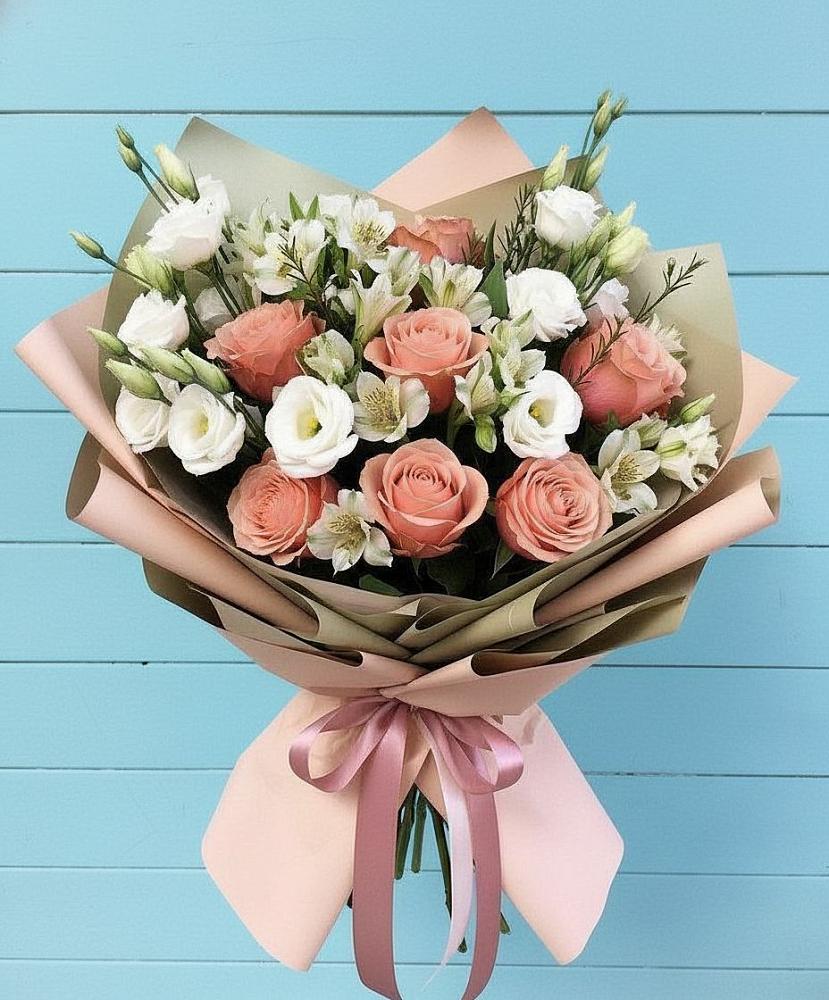 Букет цветов из: Розы, Альстромерии и Лизиантусы в Красноярском
