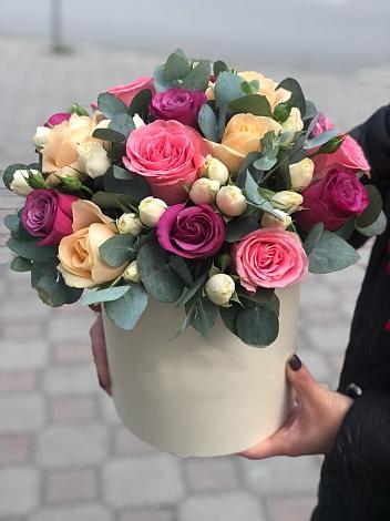 Цветочная композиция из Розы в шляпной коробке в Красноярском