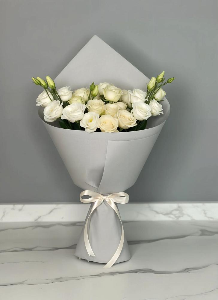 Букет цветов из: Розы и Лизиантусы в Красноярском