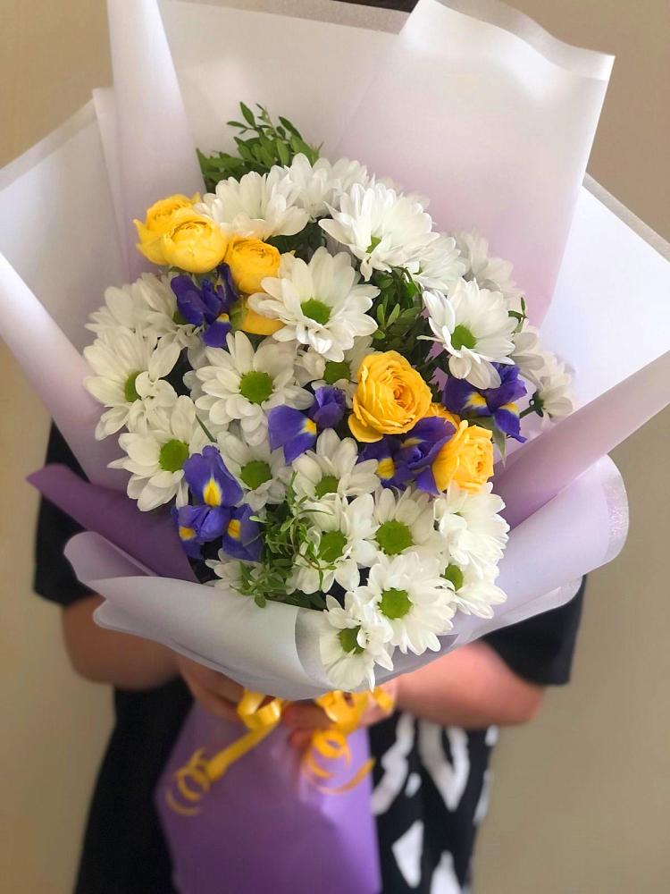 Букет цветов из: Ирисы, Хризантемы и Розы в Красноярском