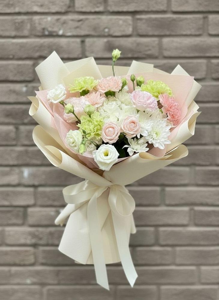 Букет цветов из: Гвоздики, Розы, Лизиантусы и Хризантемы в Красноярском