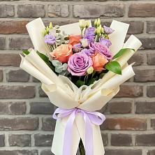 Букет цветов из:  Лизиантусы и Розы в Красноярском