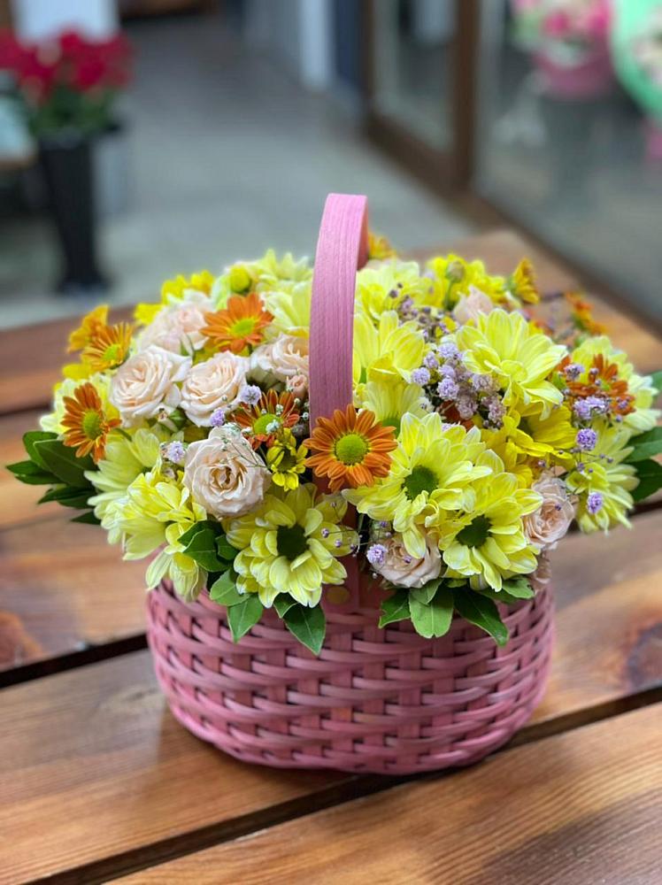 Цветочная композиция из Хризантемы и Розы в корзине в Красноярском