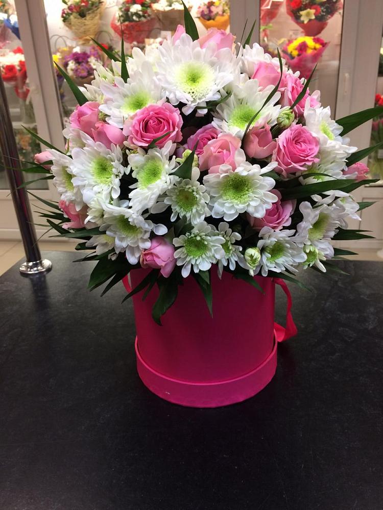 Цветочная композиция из Розы и Хризантемы в шляпной коробке в Красноярском