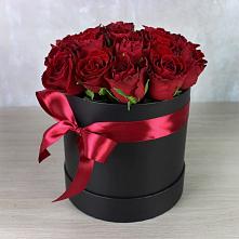 Цветочная композиция из Розы в шляпной коробке в Красноярском