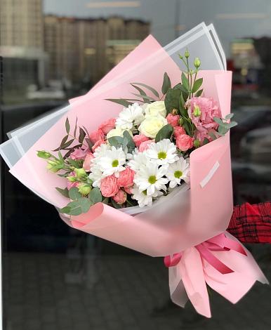 Букет цветов из: Розы, Лизиантусы и Хризантемы в Красноярском